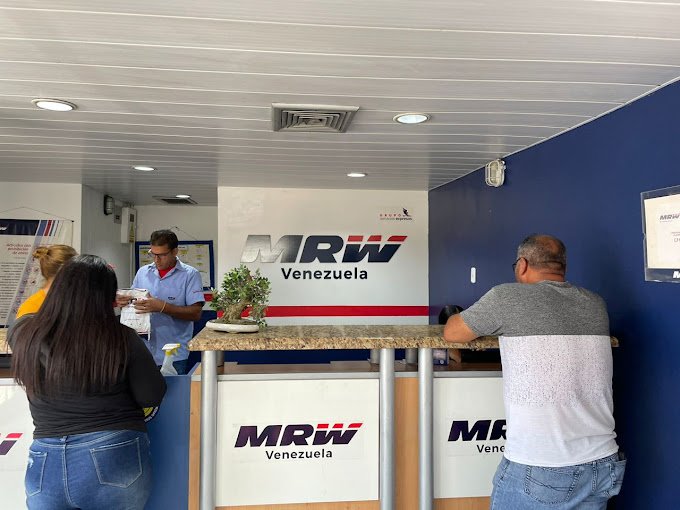 Fachada de MRW Las Garzas 7057